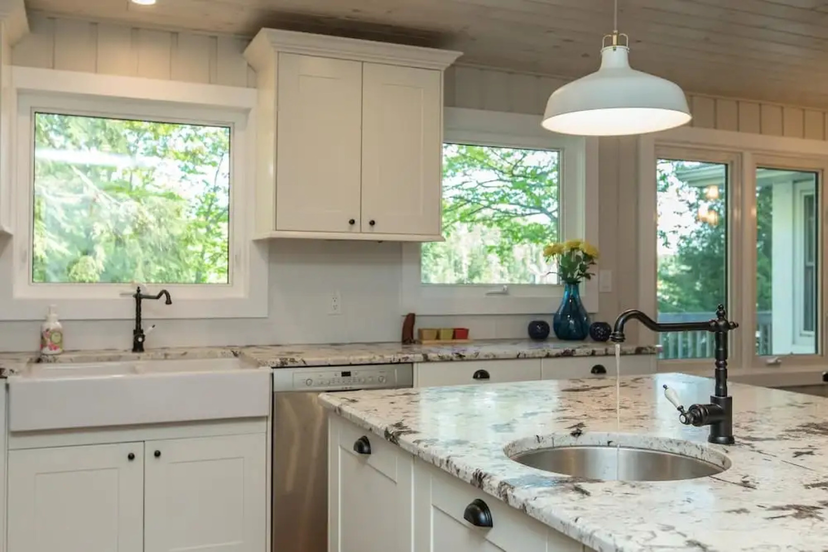 Daydreams Cottage~Beautiful 5 Bed 2 Bath Cottage on Brandy Lake