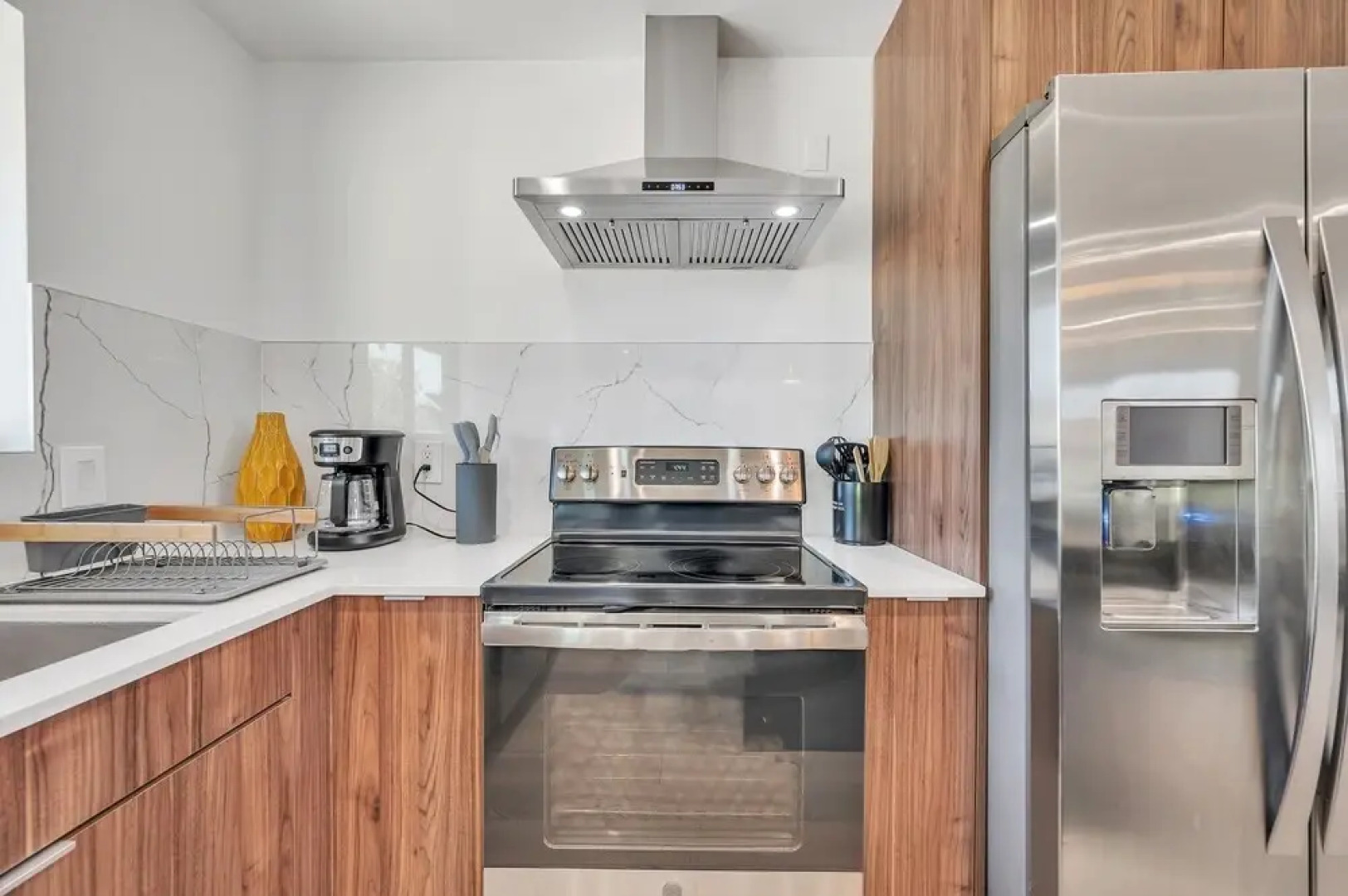 The Palms: Spacious 4-BR Retreat with Hot Tub near Gilbert by RedAwning