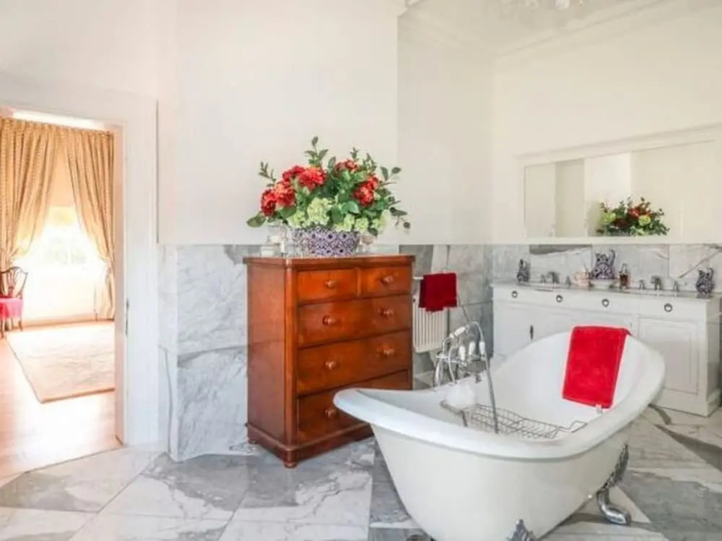 Lavish Holiday Home in Worcestershire With Jacuzzi