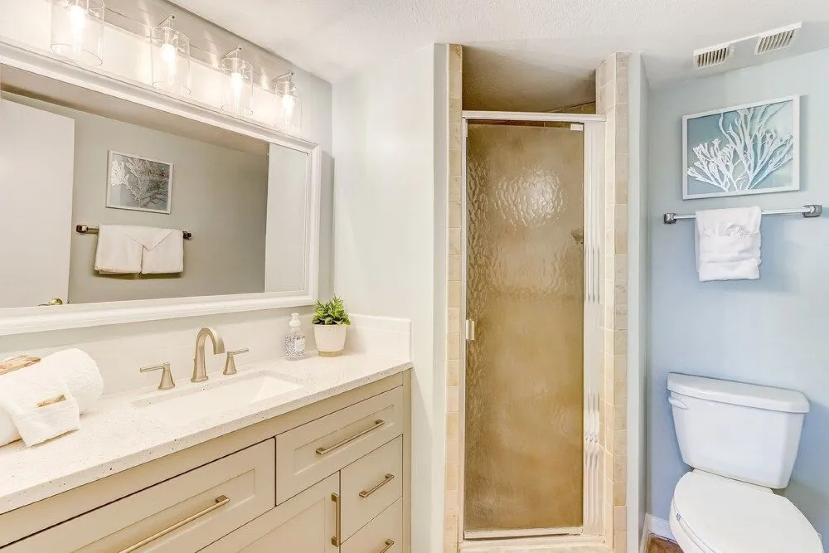 Rustic Theme Condo with Scenic Ocean View by RedAwning