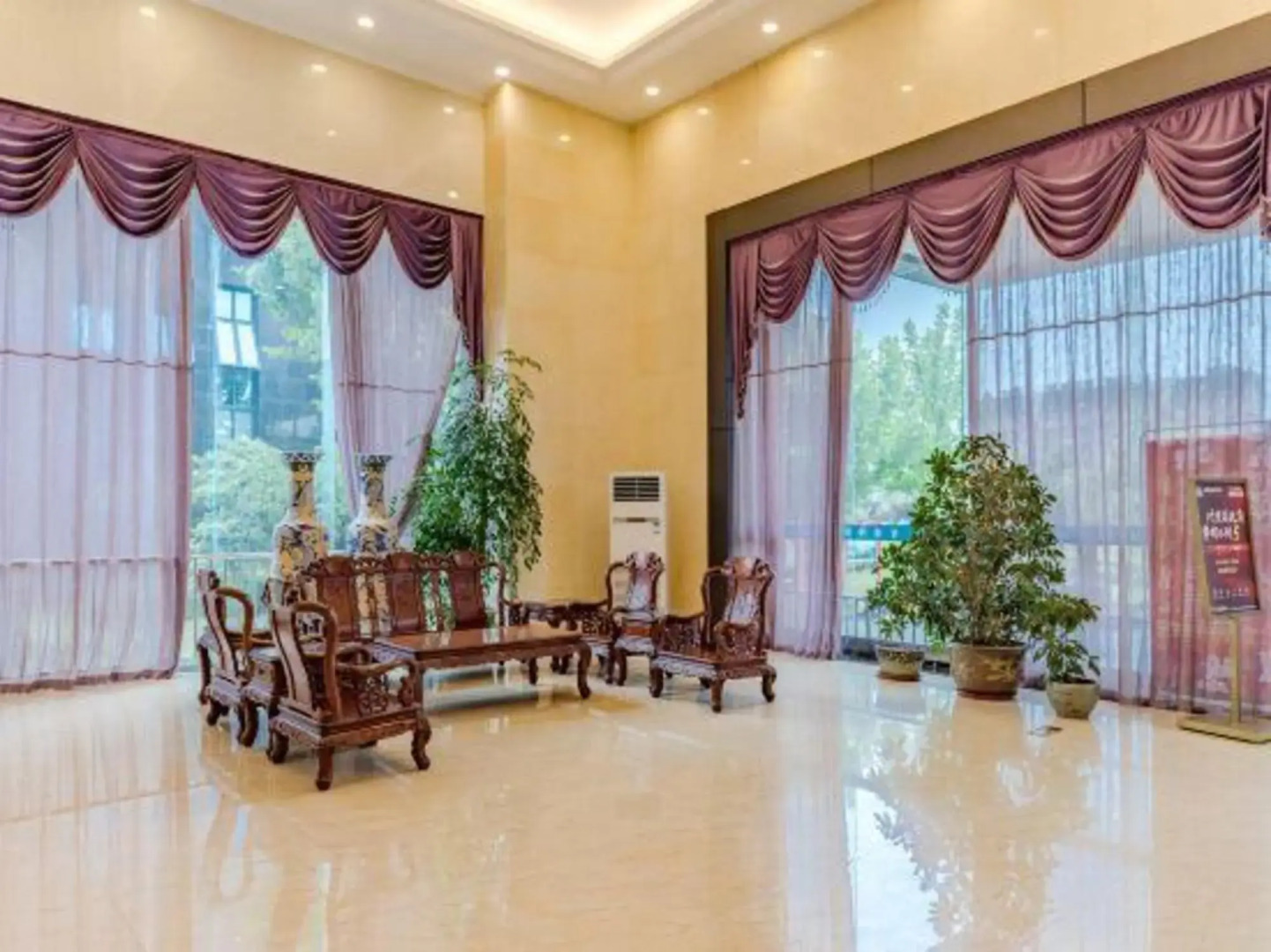 S.devons International Hotel