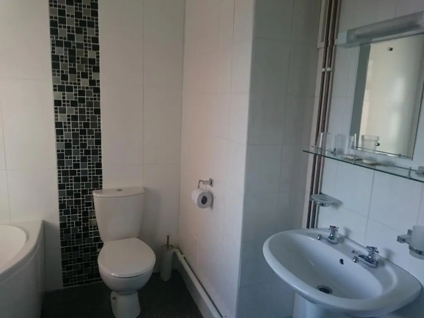 Nomi Rooms & Restaurant