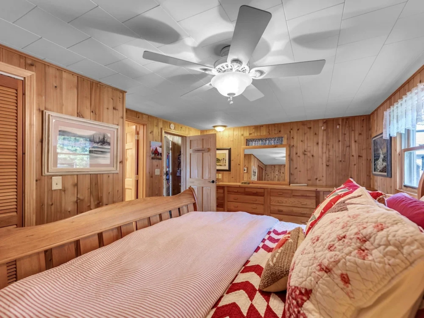 Picturesque Island Cottage 2 Bedroom Home by RedAwning