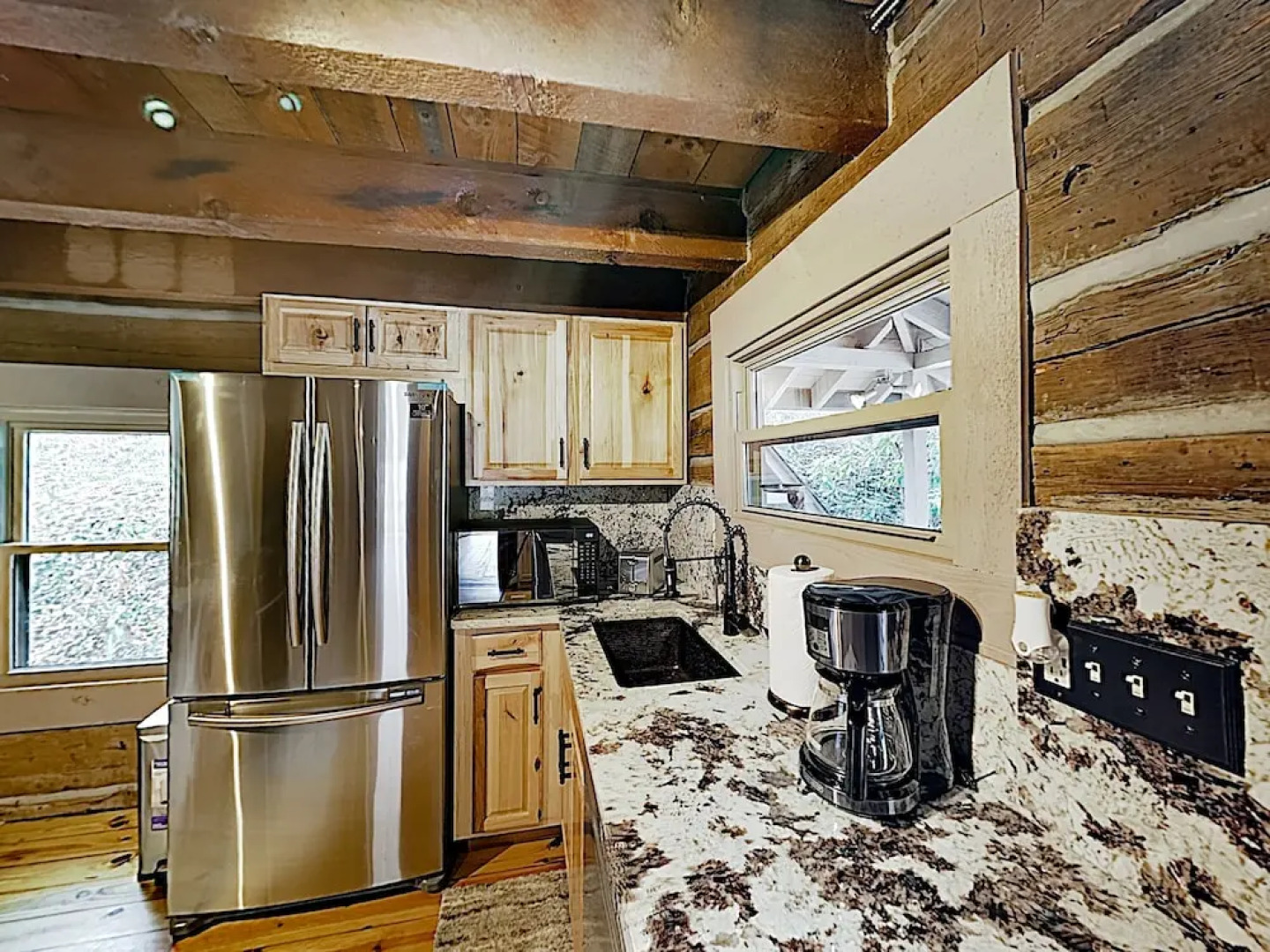 New Listing! Updated W/ Hot Tub On 2 Acres 1 Bedroom Cabin