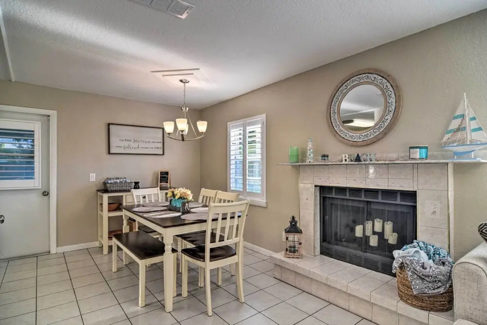 Beach-style Getaway w/ Lanai ~ 4 Mi to Beaches!