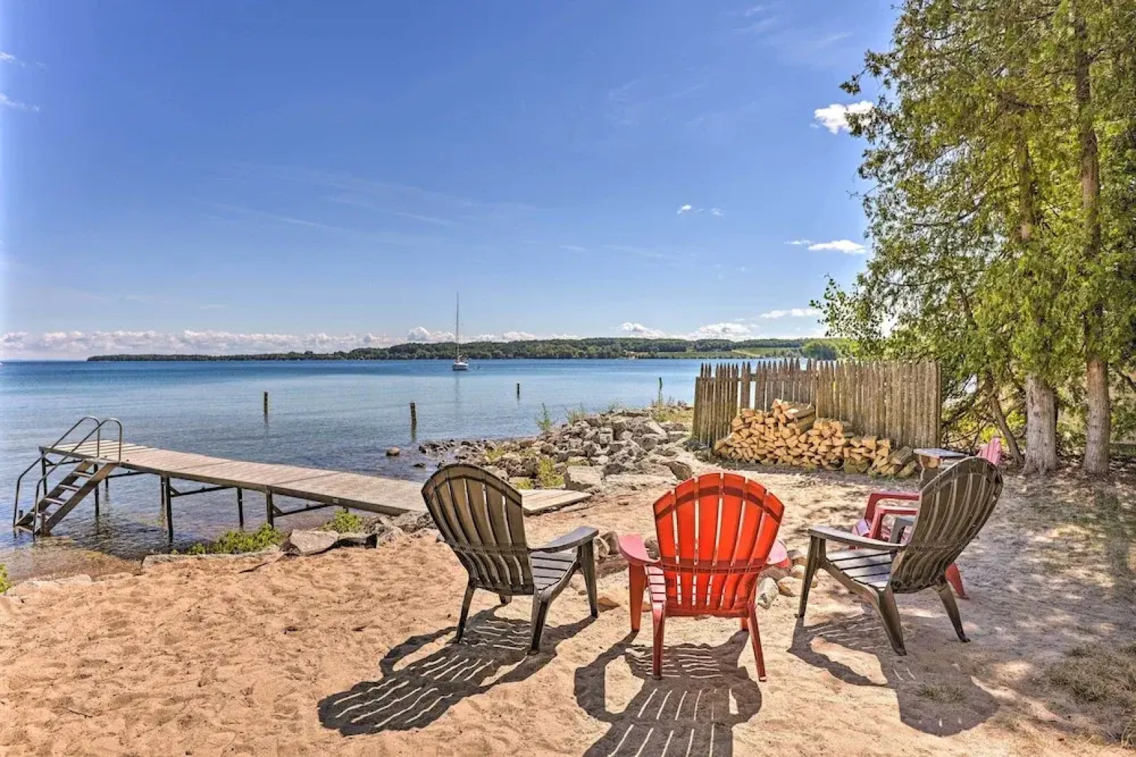 Quaint Studio w/ Shared Beach: Walk to Suttons Bay