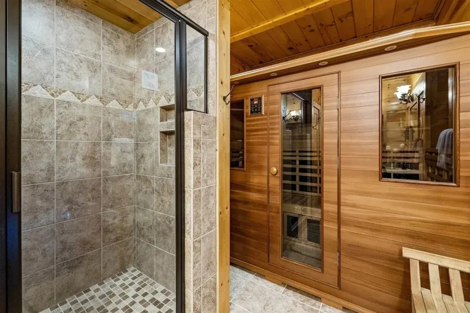 Paradise Point 4 Bedroom Cabin by RedAwning