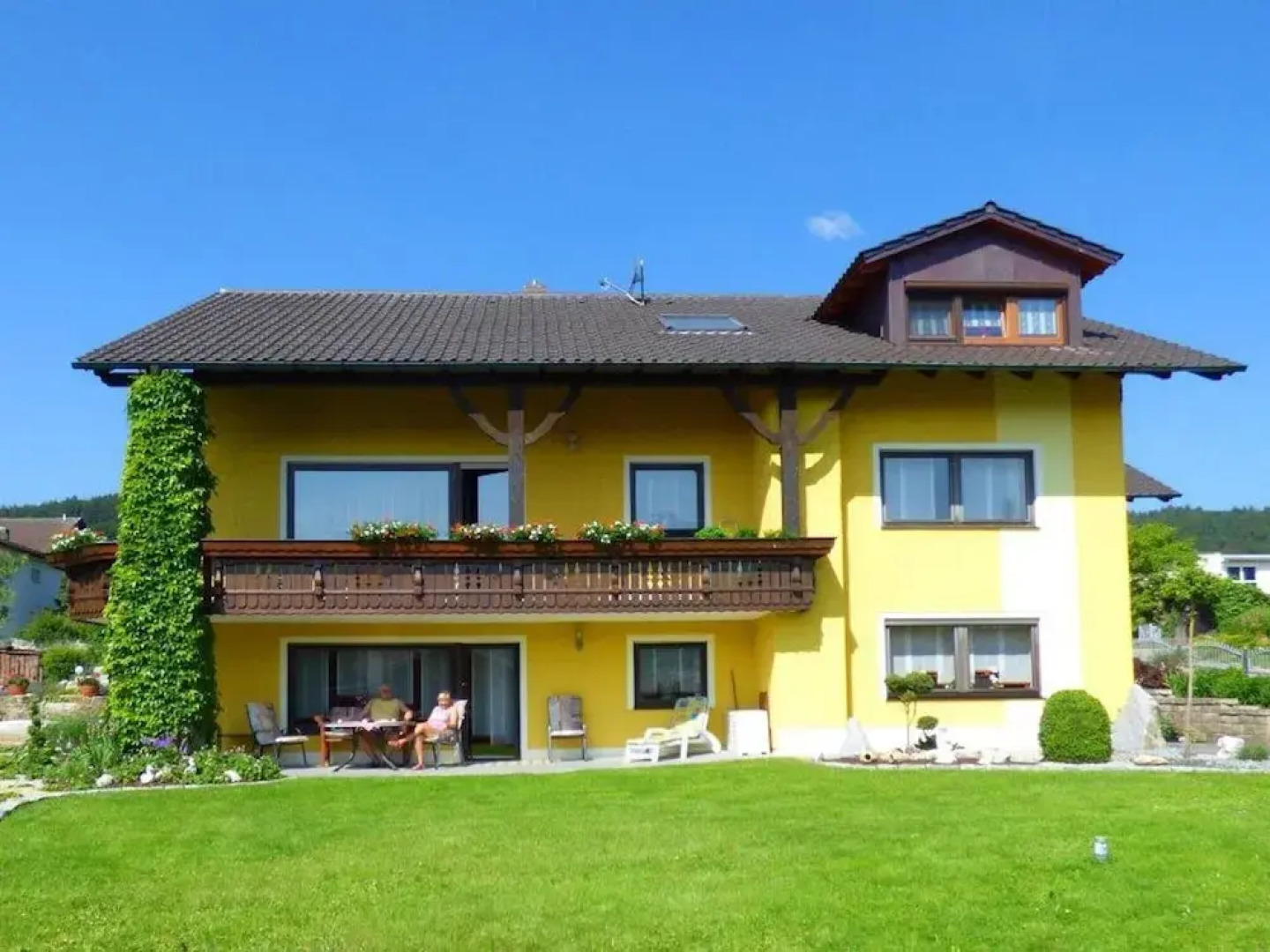 Scenic Apartment With Balcony, Garden, Deckchairs, Barbecue