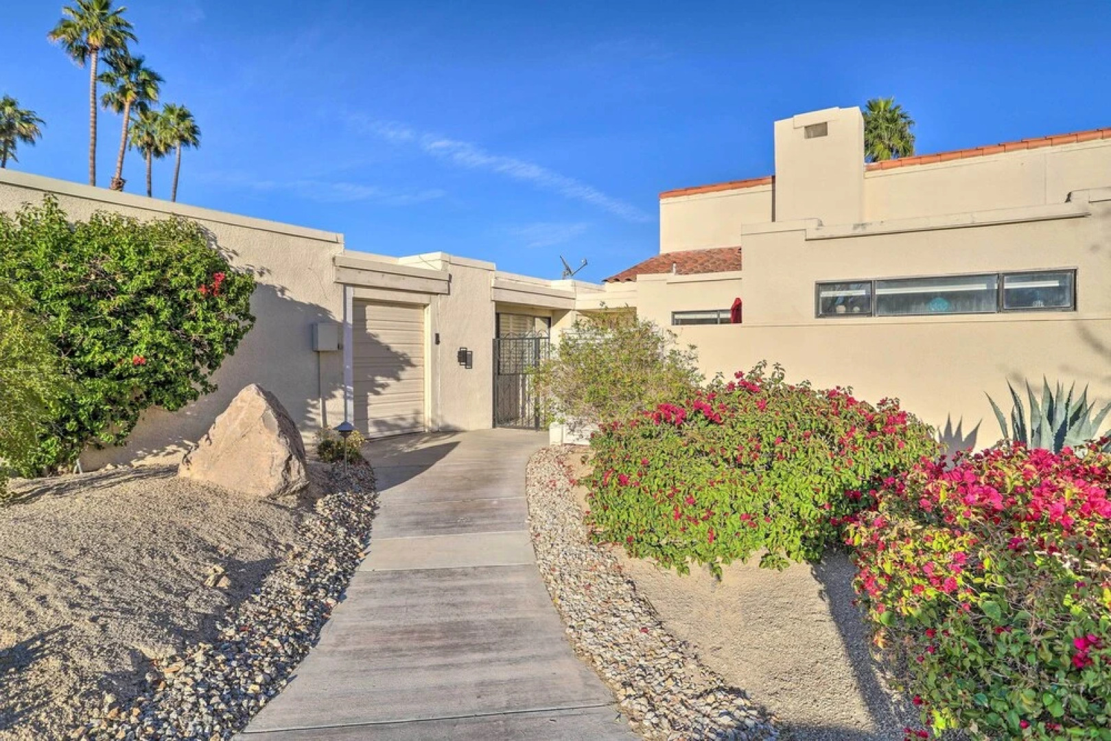 Sleek Rancho Mirage Villa: Patio, Pool, Golf!