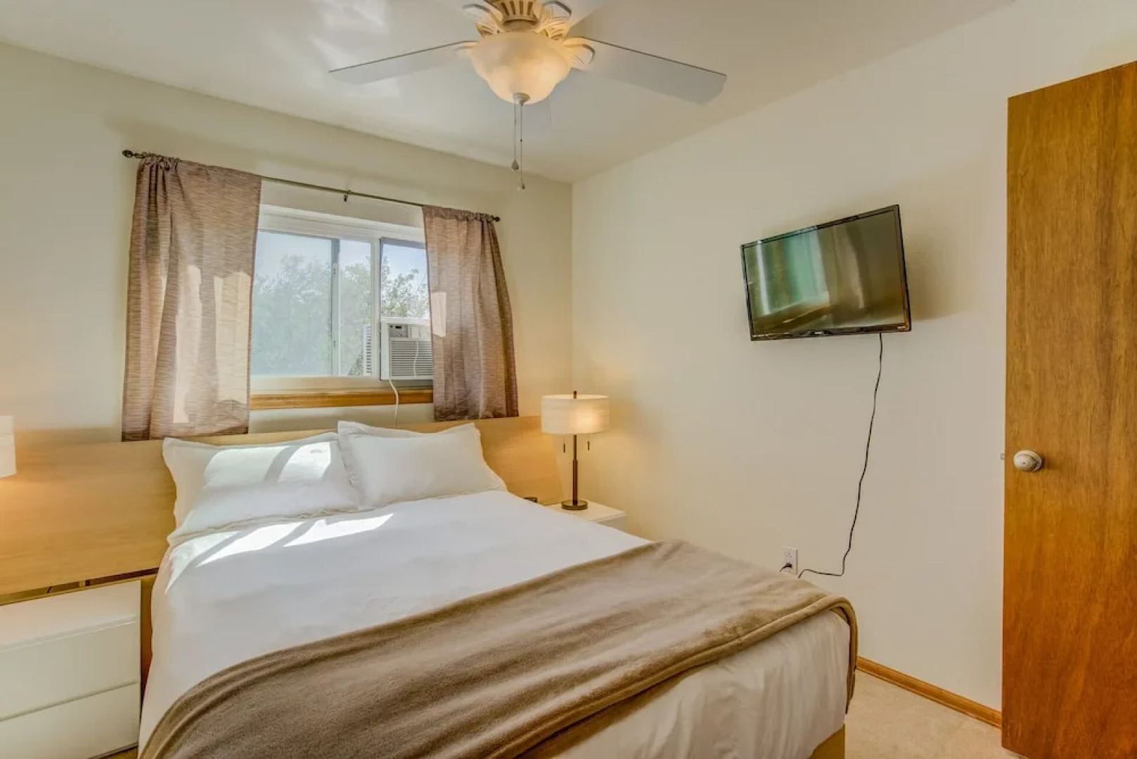 4 BR Country Home in Suburbs W/trails & Parks