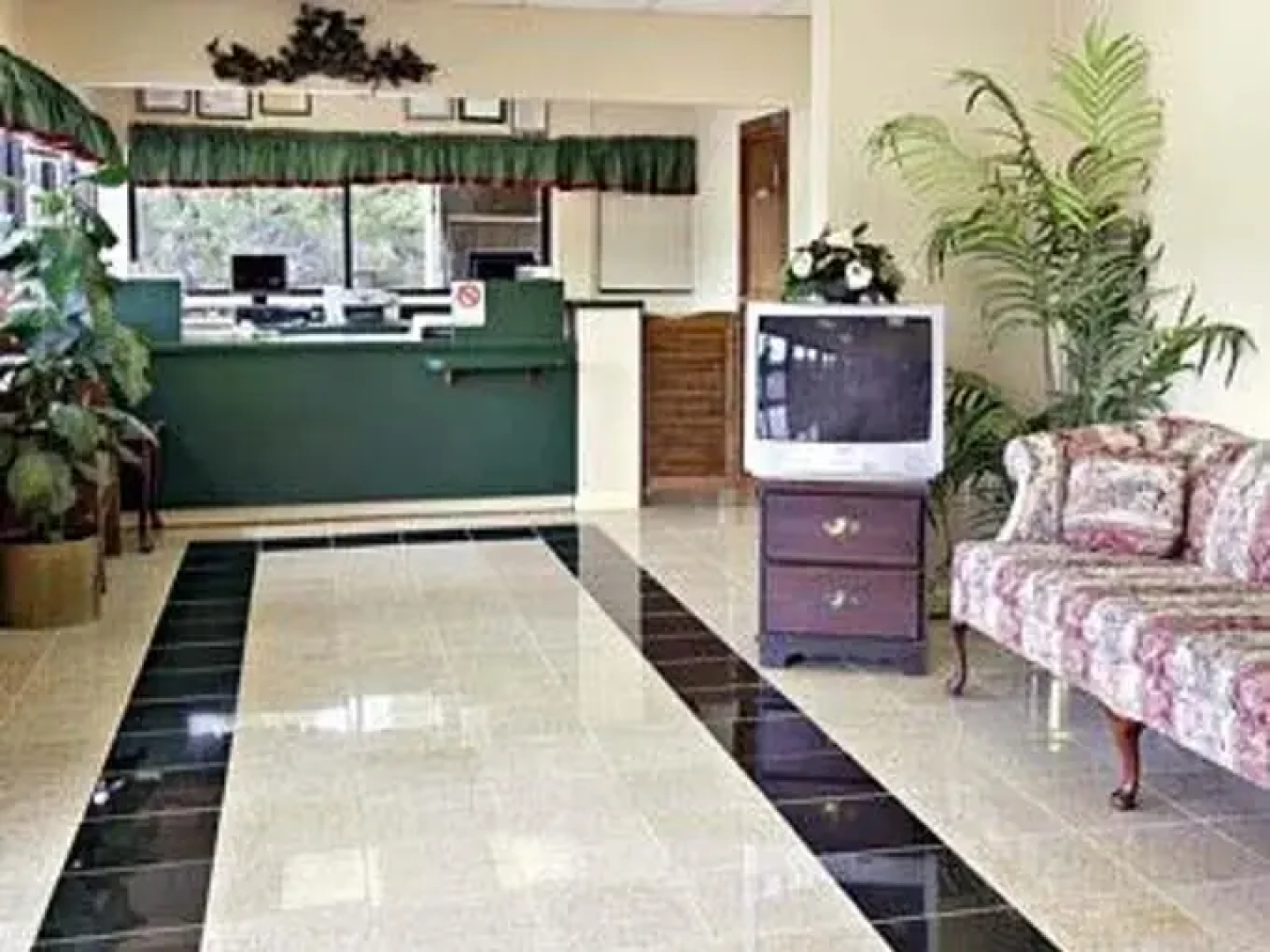 Super 8 Suwanee