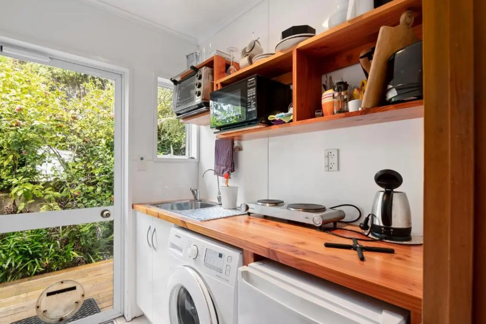 BEACH FRONT:Palms-on-the-beach.KAITERITERI.