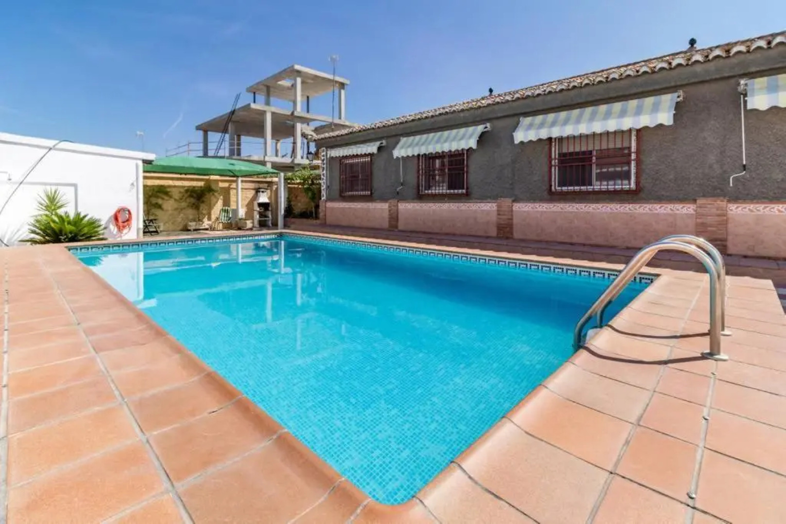 Chalet acogedor con piscina muy cerca de Granada