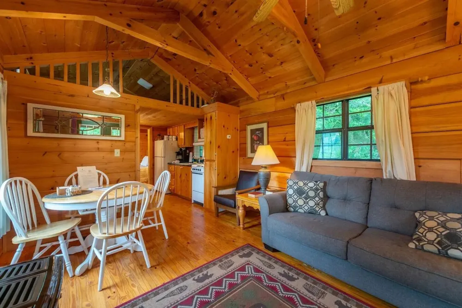 Honey Hill Inn & Cabins at Engadine