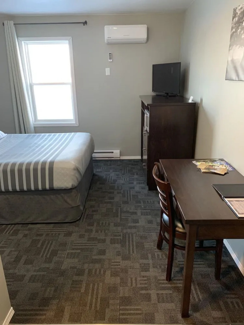 TaLLboys Grill & Pub Motel