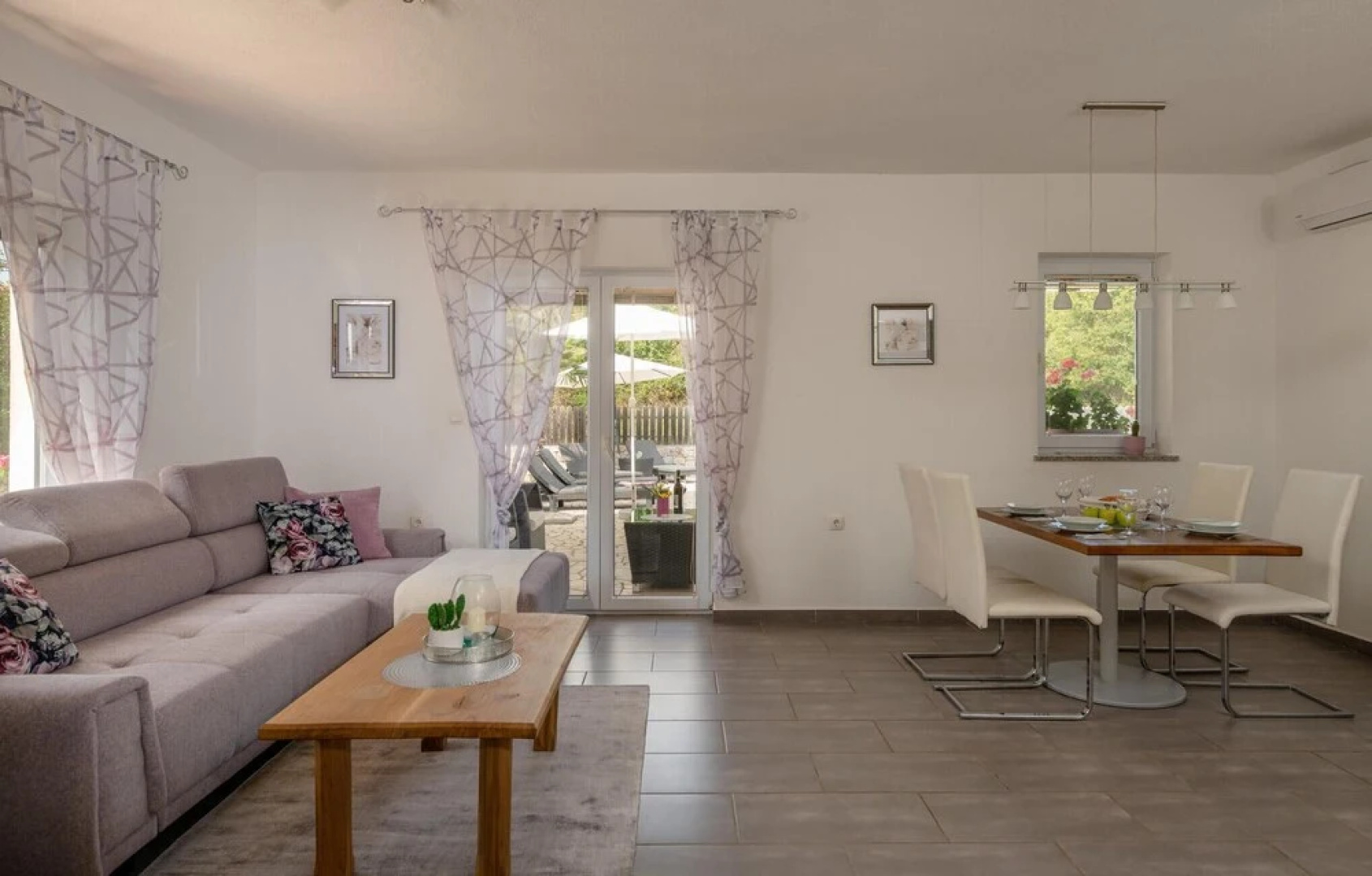 Beautiful Home in Vrecari With Wifi and 4 Bedrooms