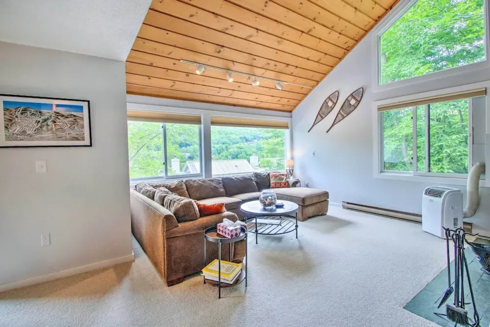 Cozy Lincoln Condo ~ 1 Mi to Loon Mountain!