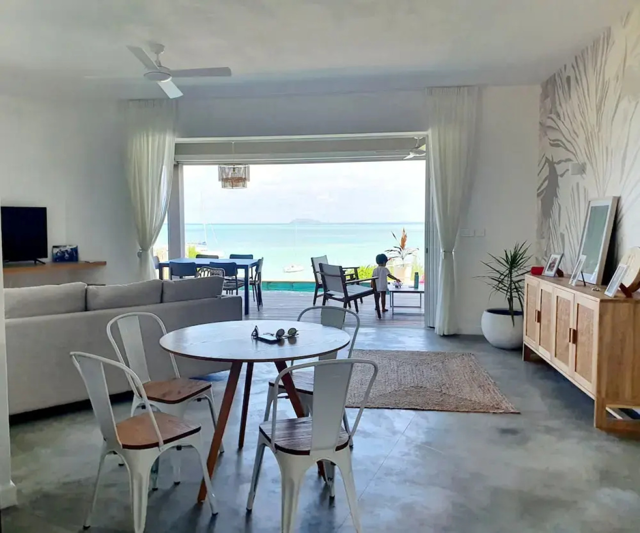 Luxury beachfront villa with private pool and cozy Pavillon with private jacuzzi on rooftop terrace