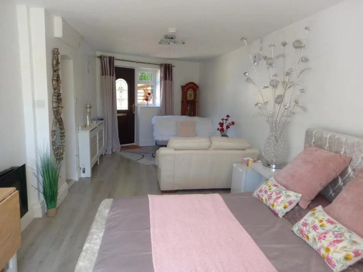 Luxurious Entire Studio in Axminster Suitable for