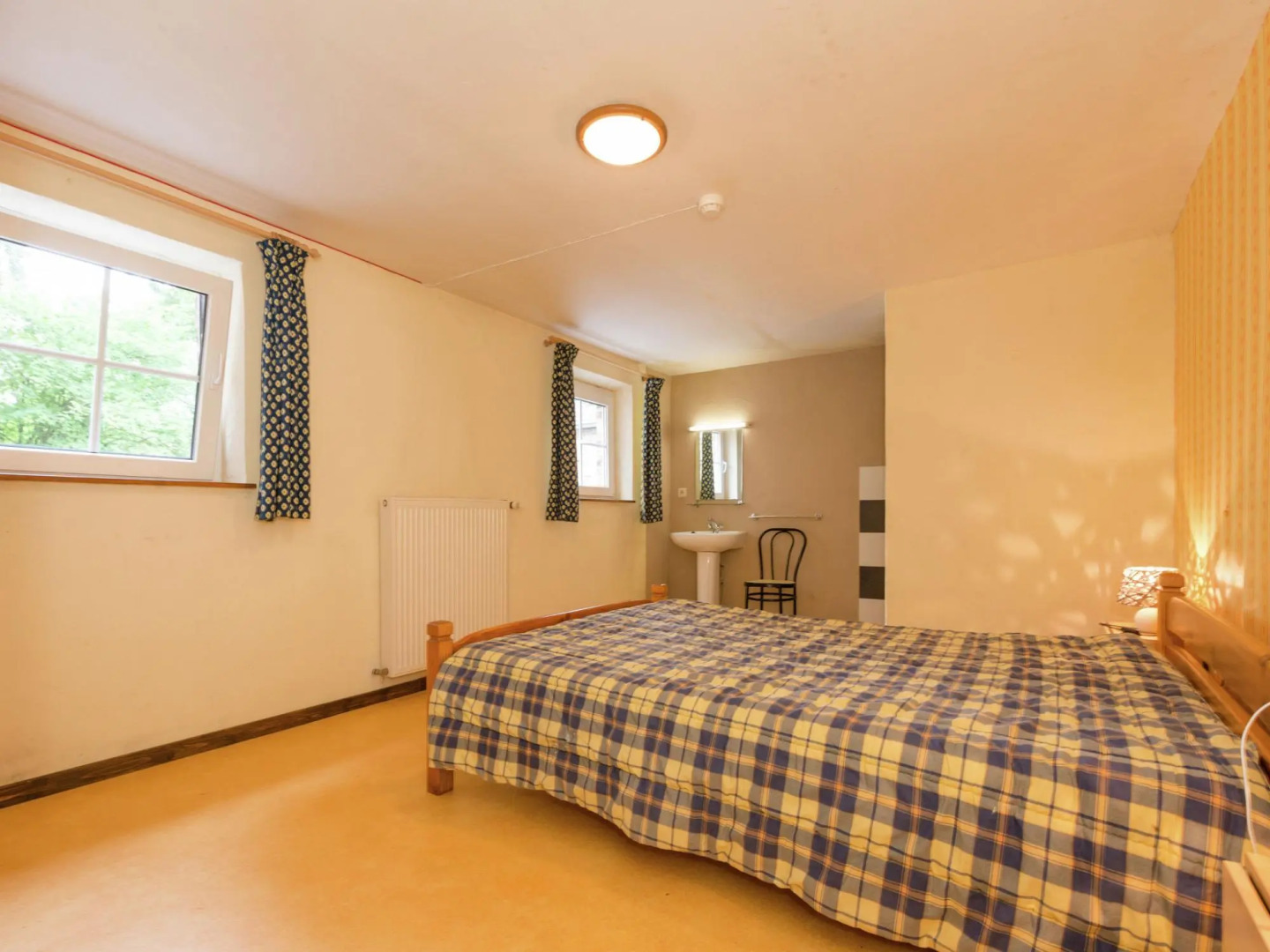 Glorious Holiday Home in Weris with Jacuzzi