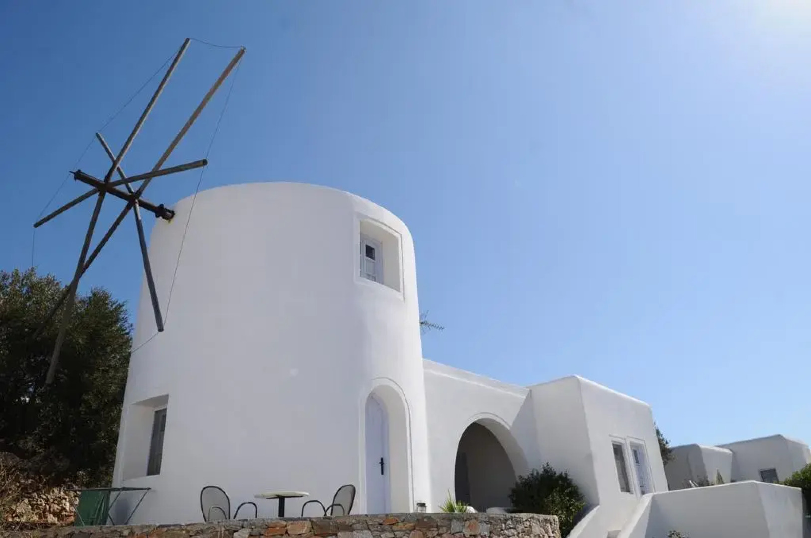 Haraki Studios & Apartments