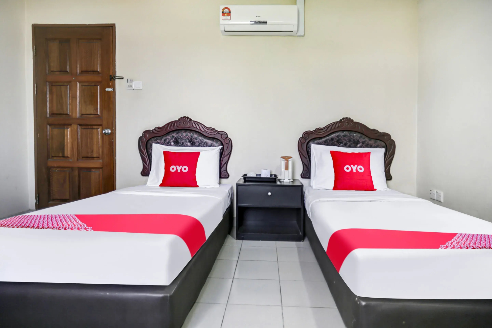 OYO 90376 Centre Point Hotel