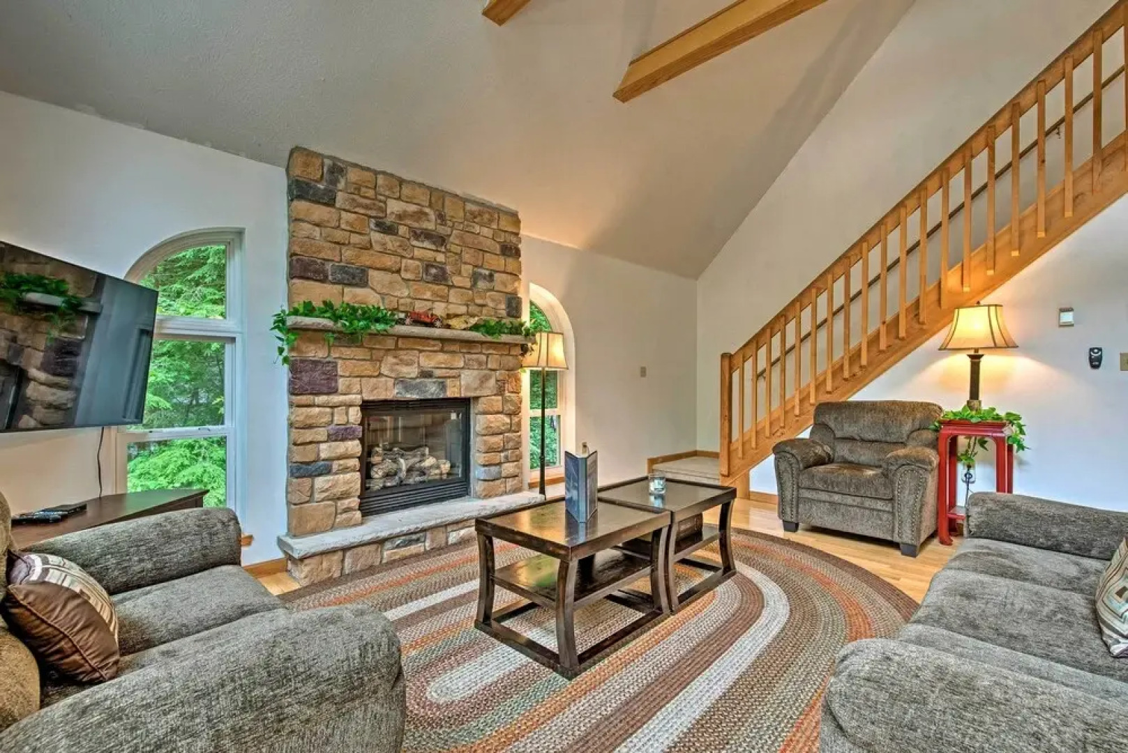 Lakeside Camelot Chalet: 3 Mi to Jack Frost Skiing