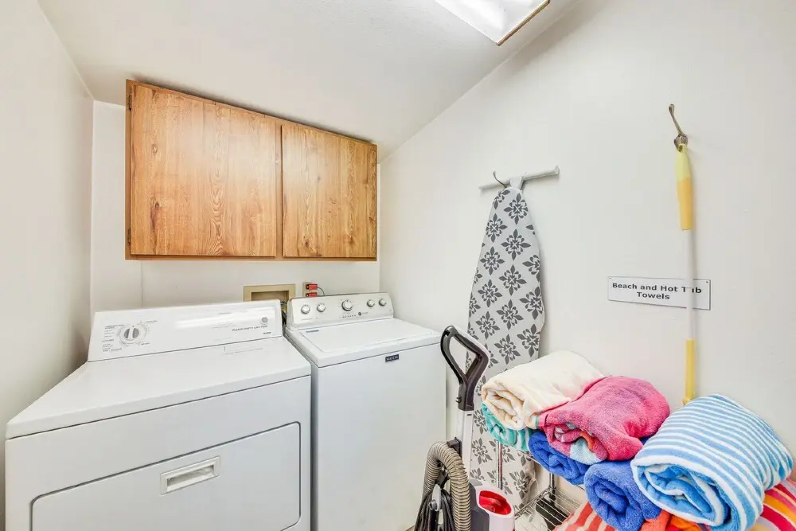 Waterfront Sagle Retreat w/ Hot Tub & Fireplace