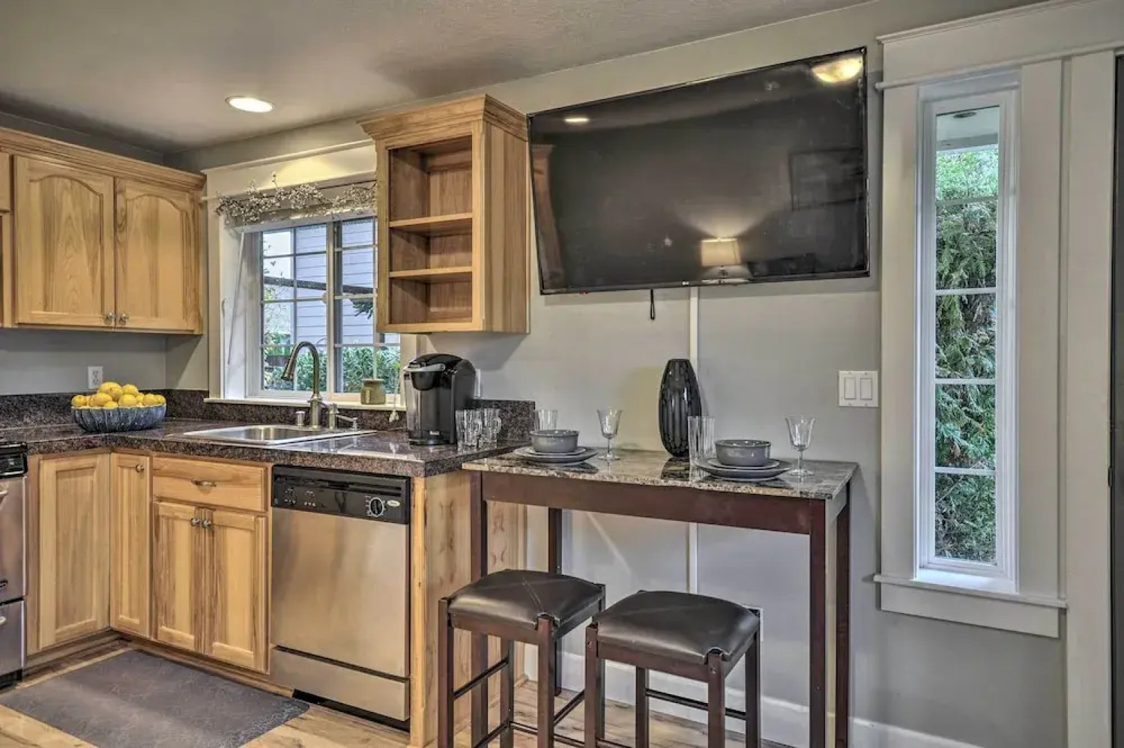 Chic Battle Ground Apartment ~ 18 Mi to Vancouver!