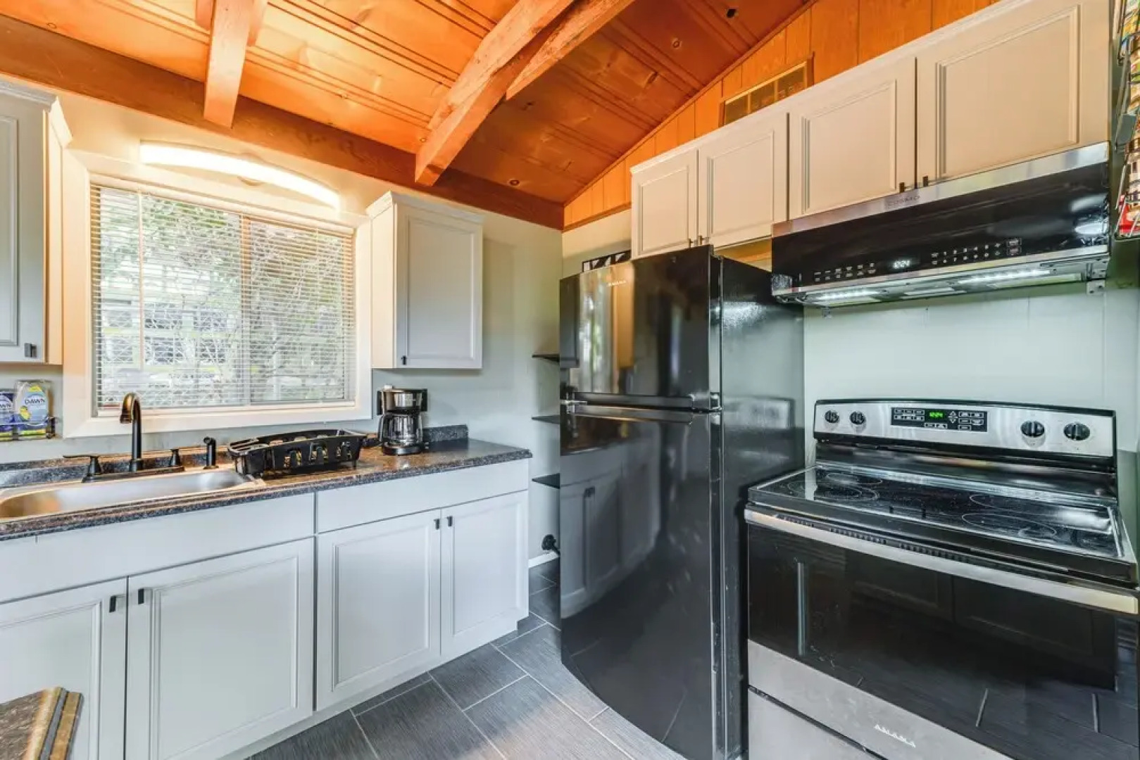 < 1 Mi to Water: Cozy Clearlake Cabin