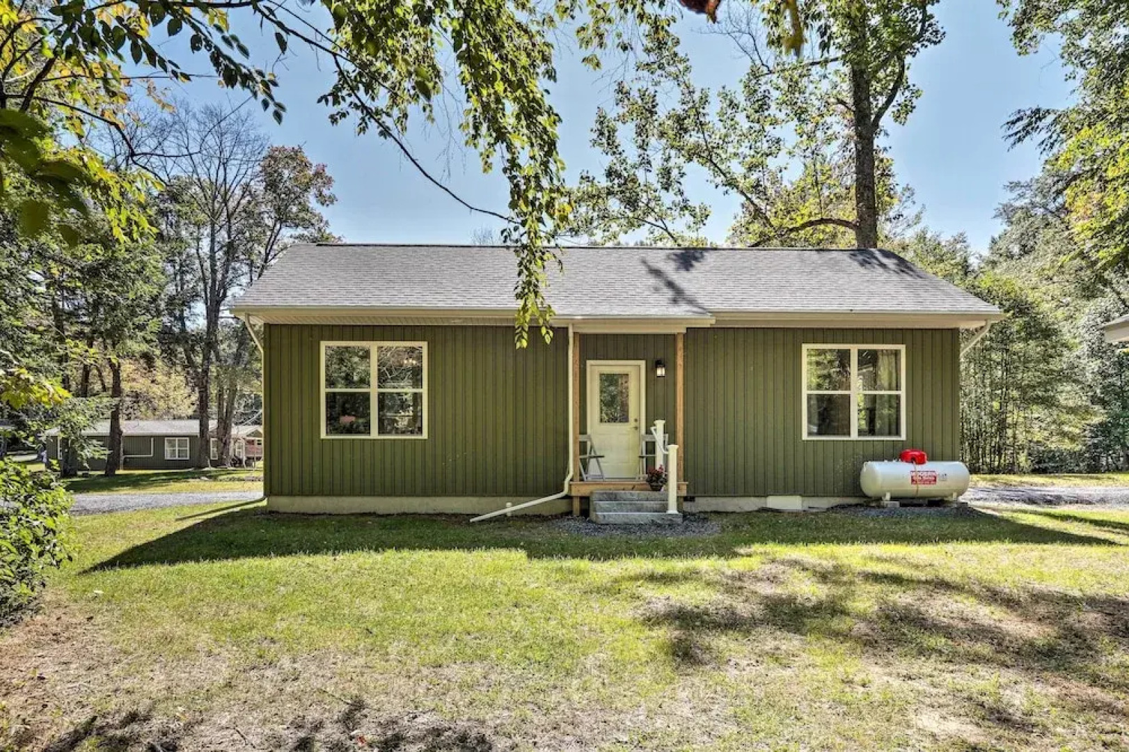 16 Mi to Ski Slopes! Creekside Poconos Cottage