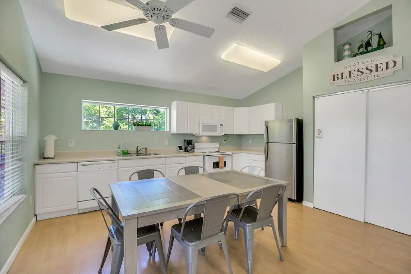 Sleeps 22 in Tarpon Springs - 2 Pools! by RedAwning