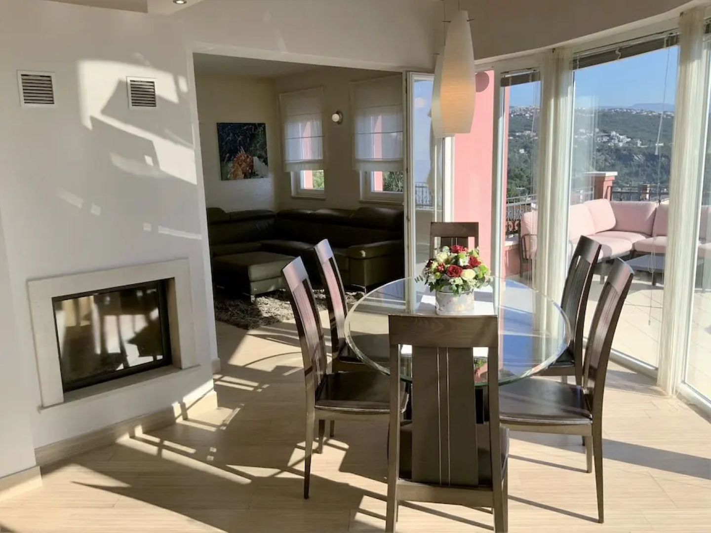 Luxury Three-bedroom Apartment With Amazing Overlook at the sea