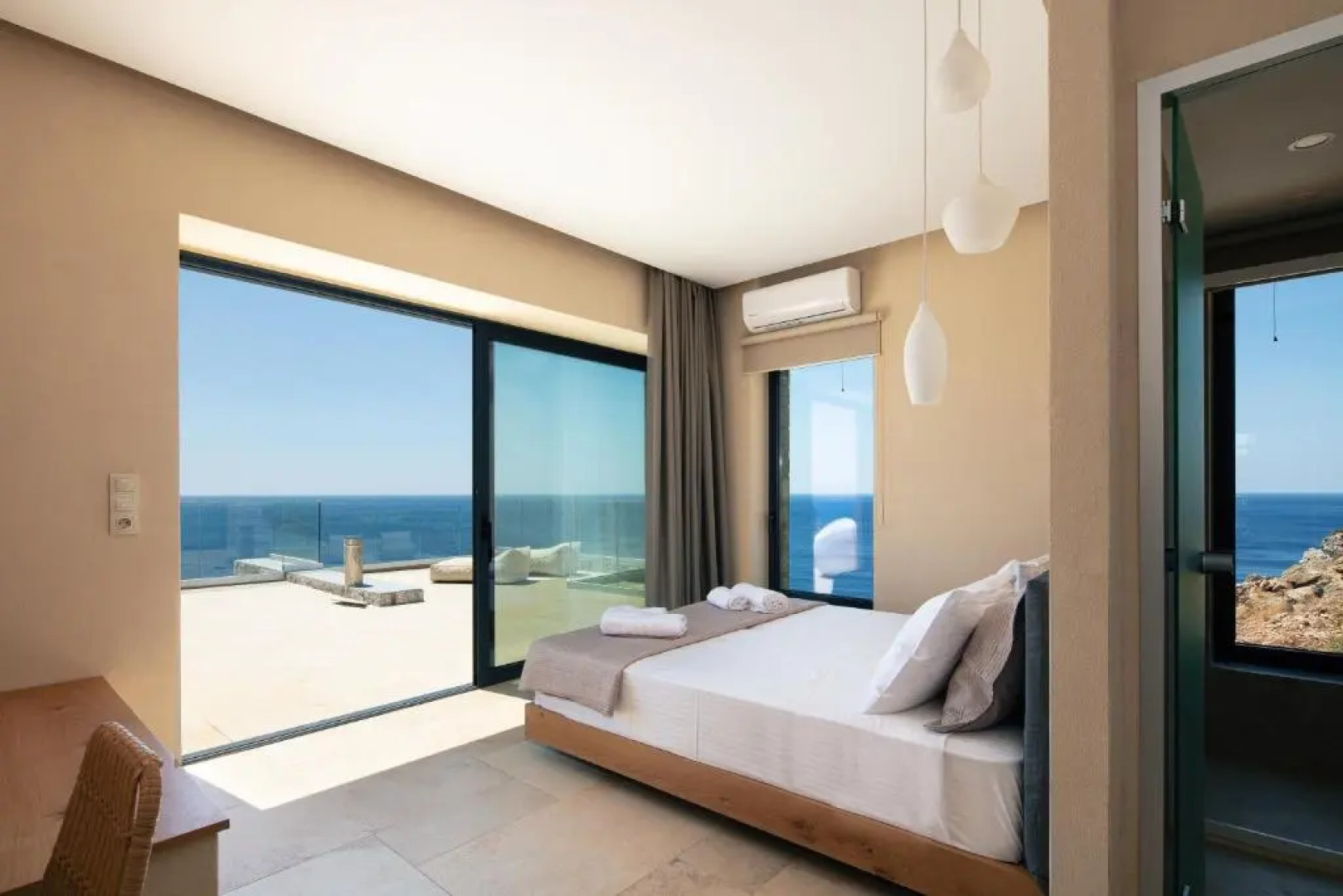 Seafront luxury villa with infinity pool & devine views!