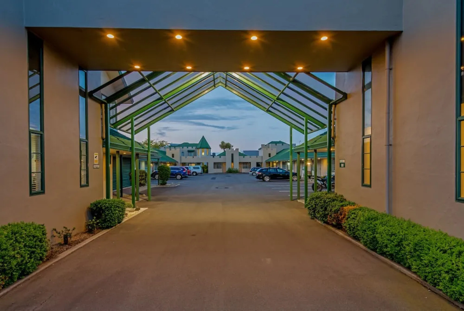 Camelot Motor Lodge 2004