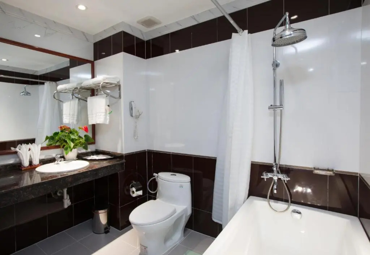 Van Phat Riverside Hotel