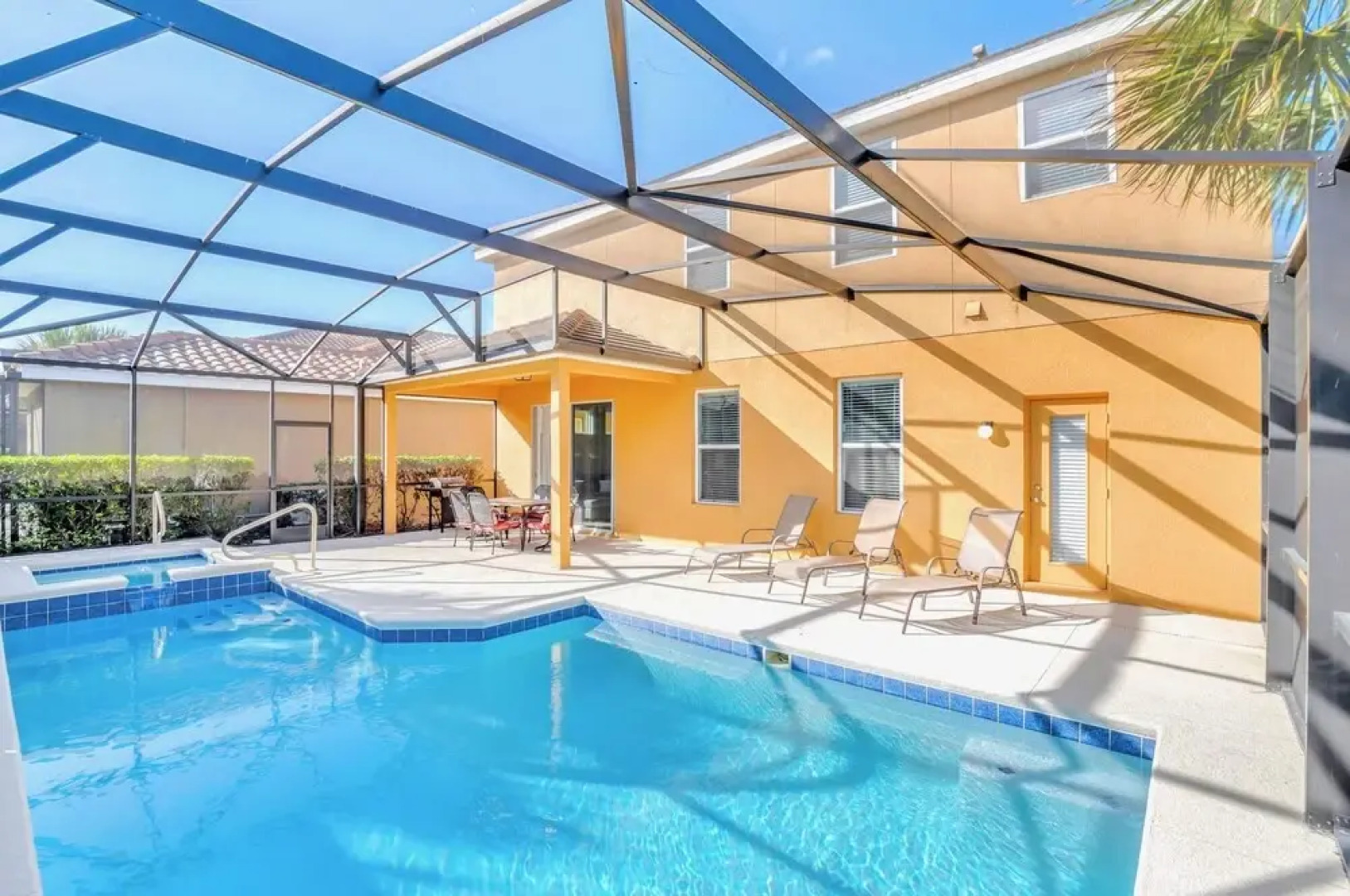 5BR Luxury Family Home - Pool BBQ and Netflix