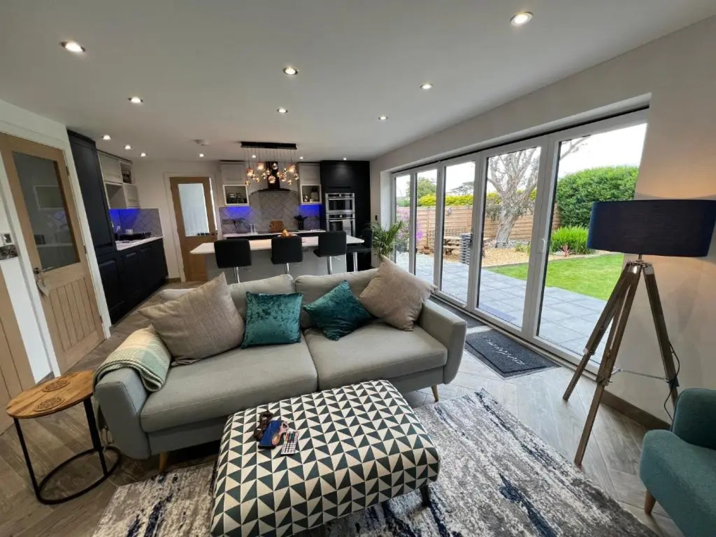 3 Bed House - Sleeps 5 - Pets - Garden - Parking