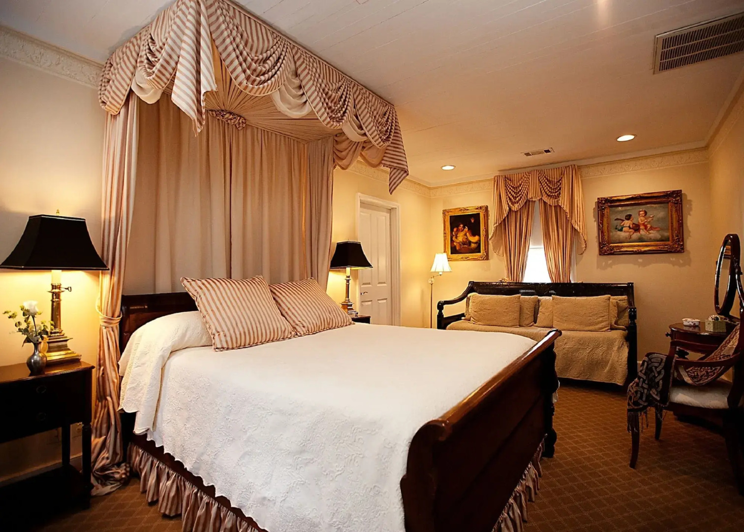 Monmouth Historic Inns and Gardens