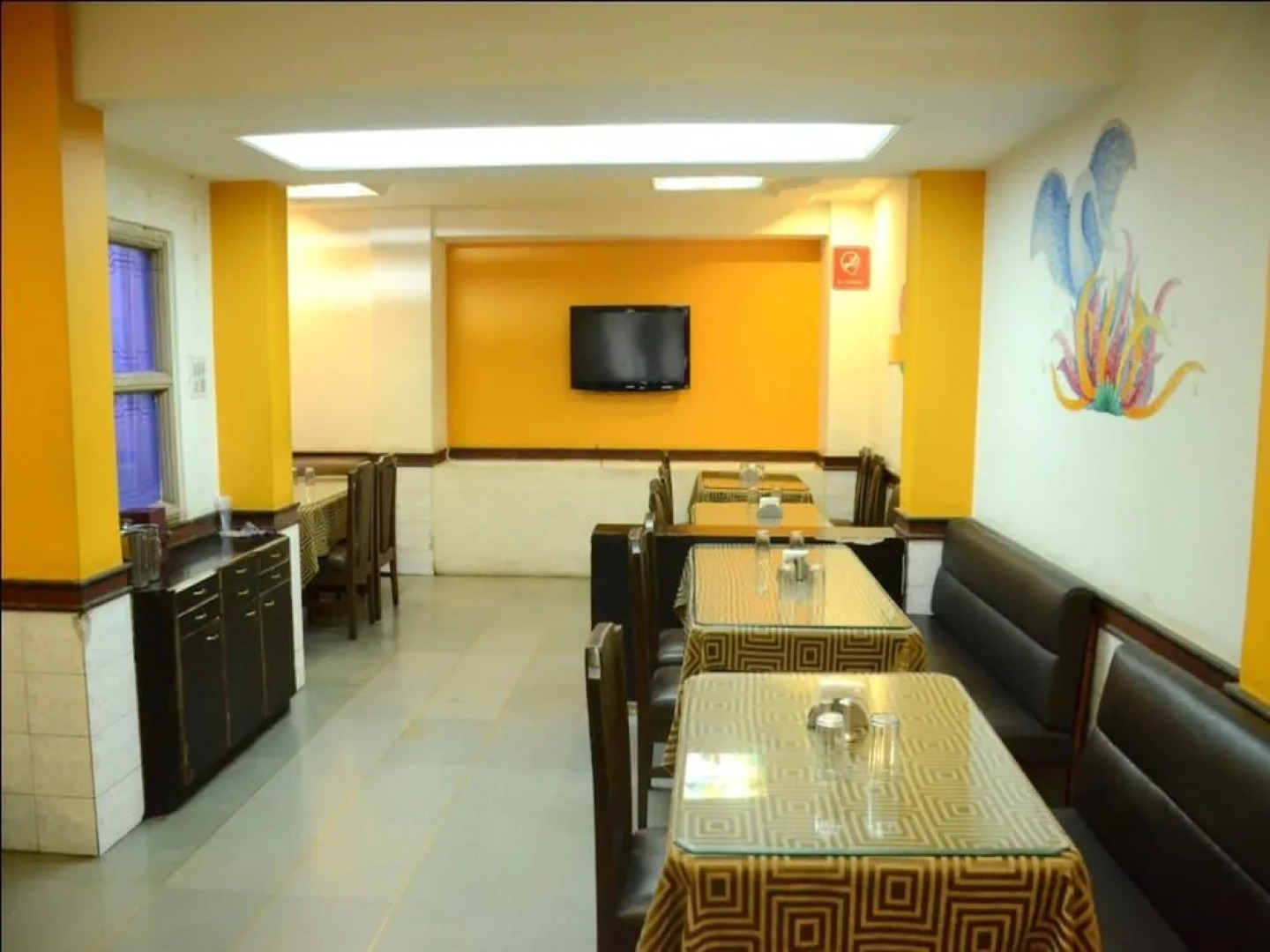 OYO 1216 Hotel New White House