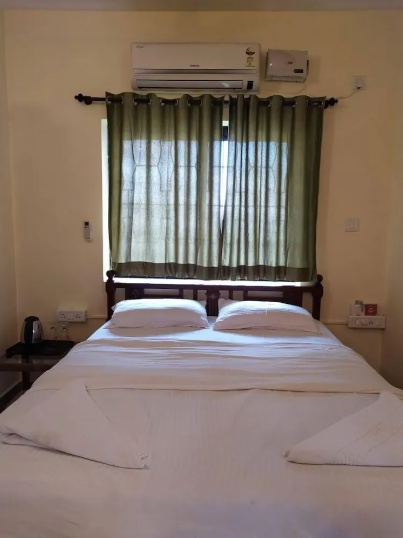 Salotel- near Mae De Deus Church