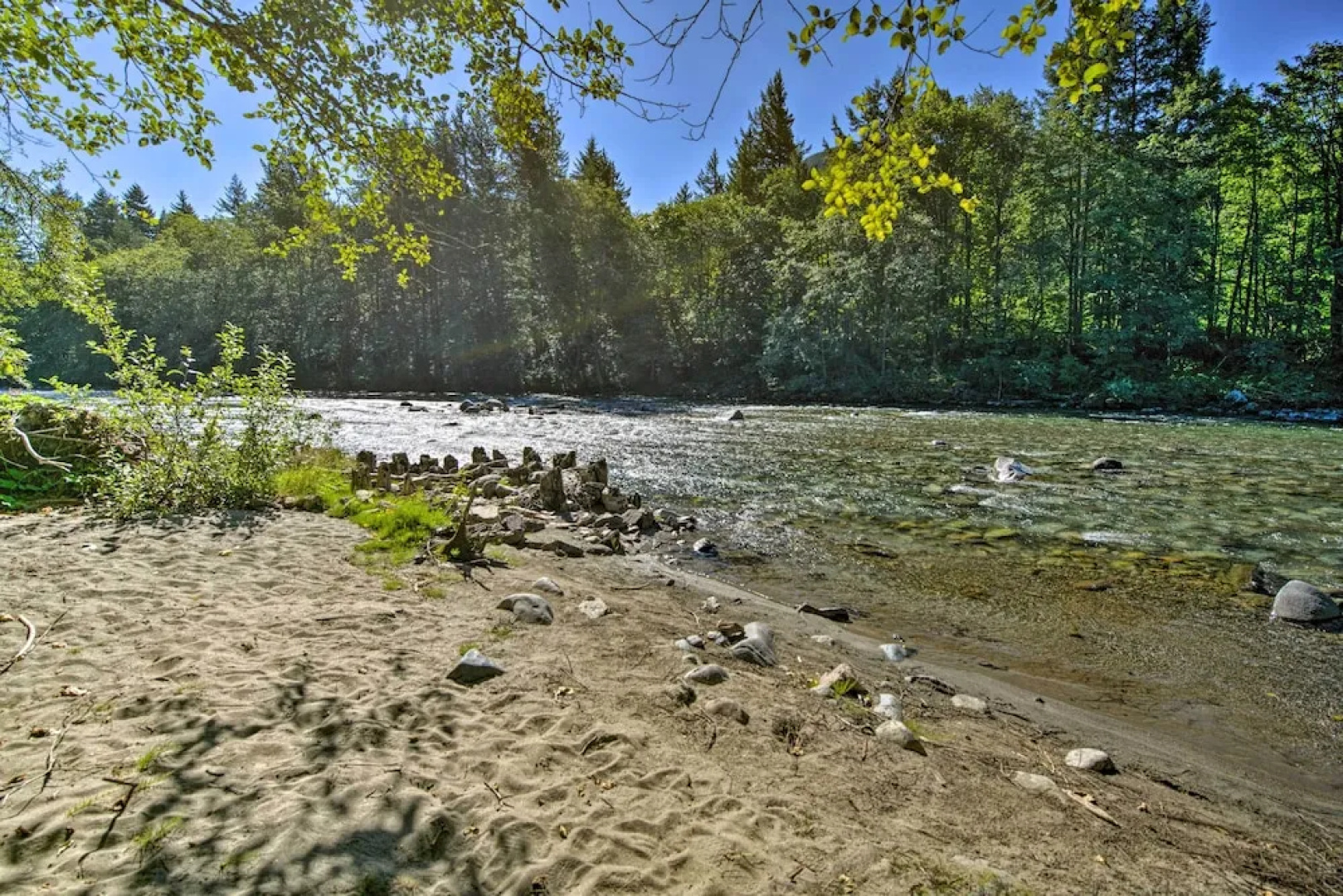 Mysty Mountain Cabin on River: Near Stevens Pass!