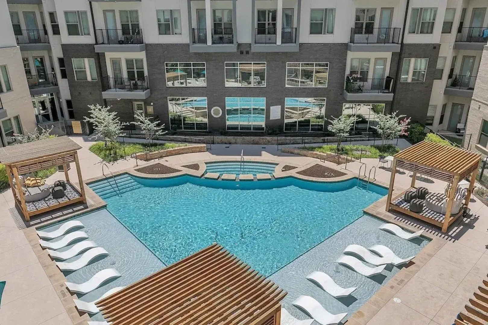 Maison De Luxe Brand New Cozy, Prime Location 1 Bedroom Condo by Redawning