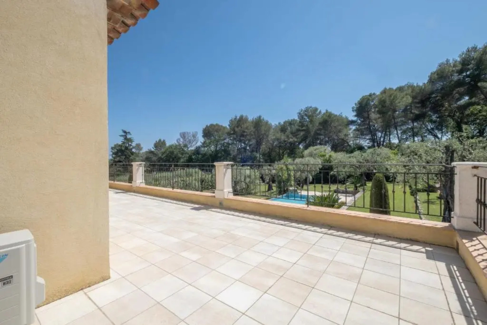 SERRENDY BIJOU de 280m2 au calme absolu avec piscine à débordement