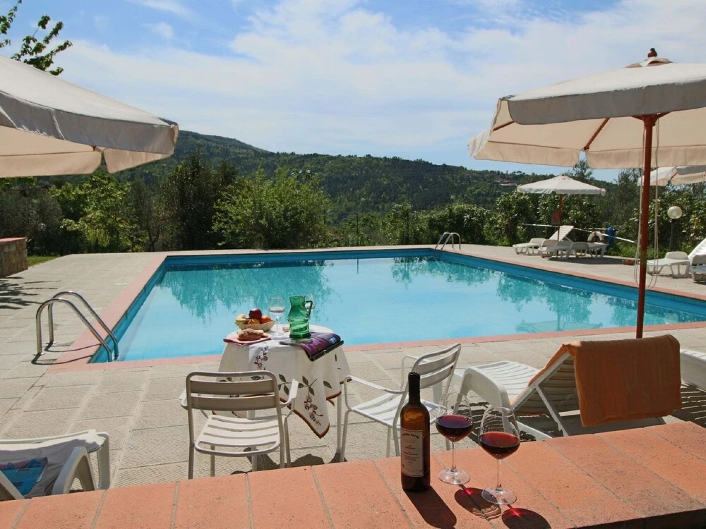 Rural agritourismo with panoramic swimming pool.