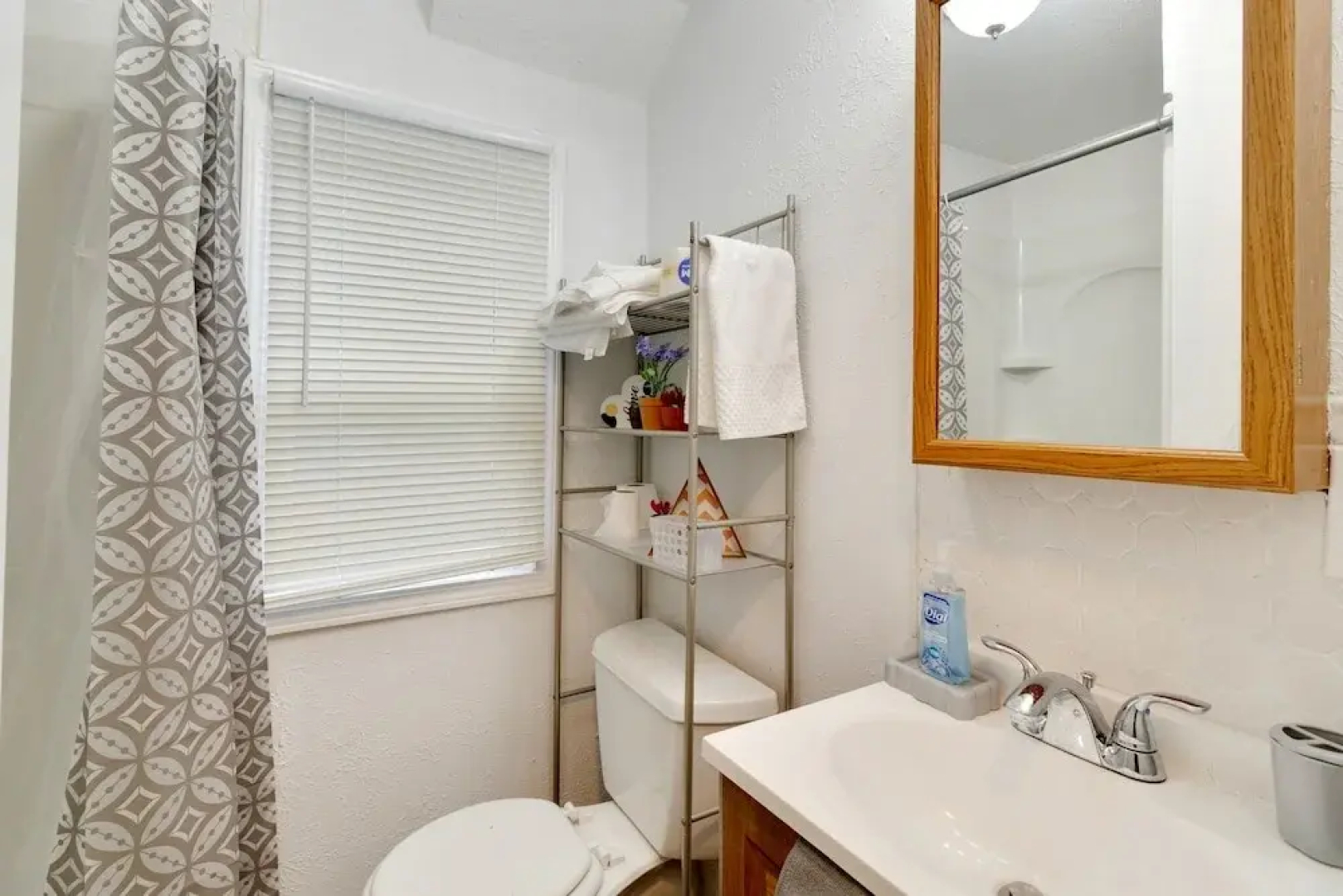 Amazing Centrally Located Apt Combo Near Uc, Hospital And Zoo! 2 Bedroom Apts by Redawning