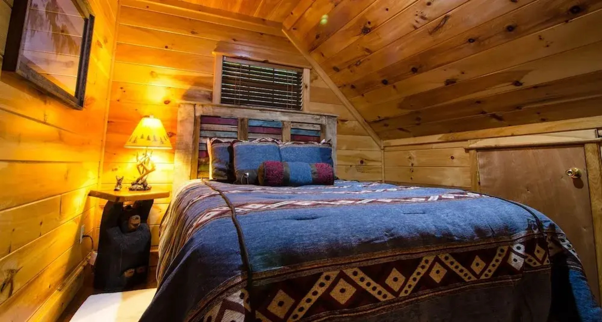 Breathless Cabin Includes Free Wifi, Parking Onsite, Private Hot Tub, and BBQ by Redawning