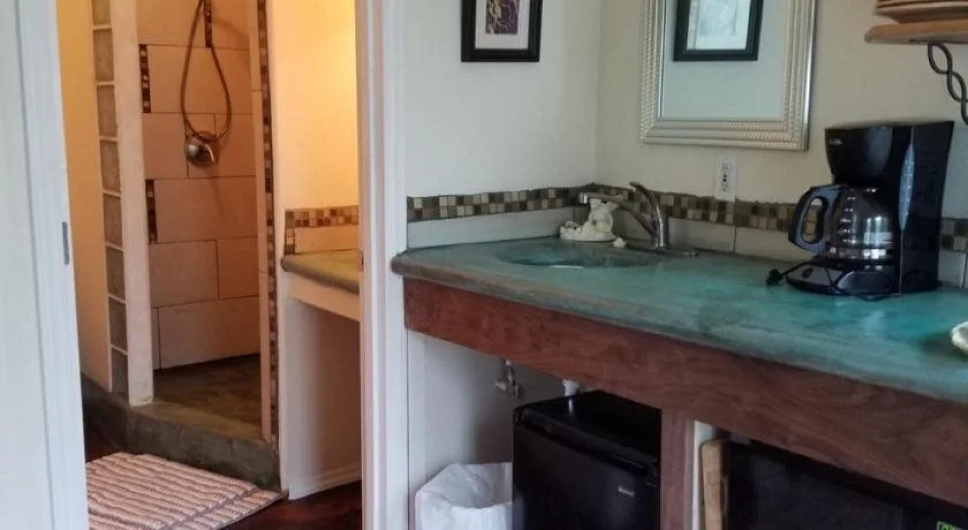 Aloha Crater Lodge and Lava Tube