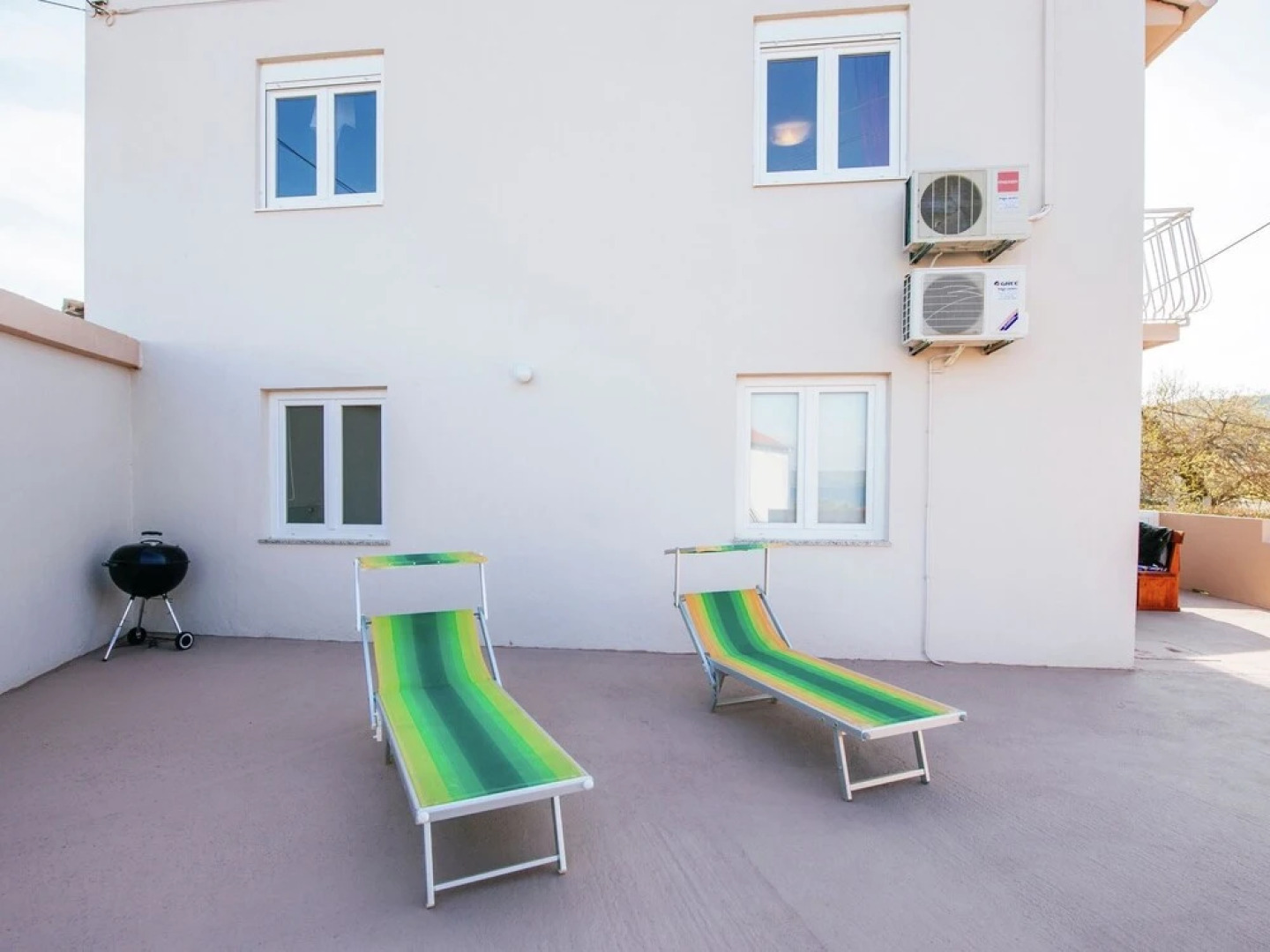 Spacious Apartment with Terrace in Banj