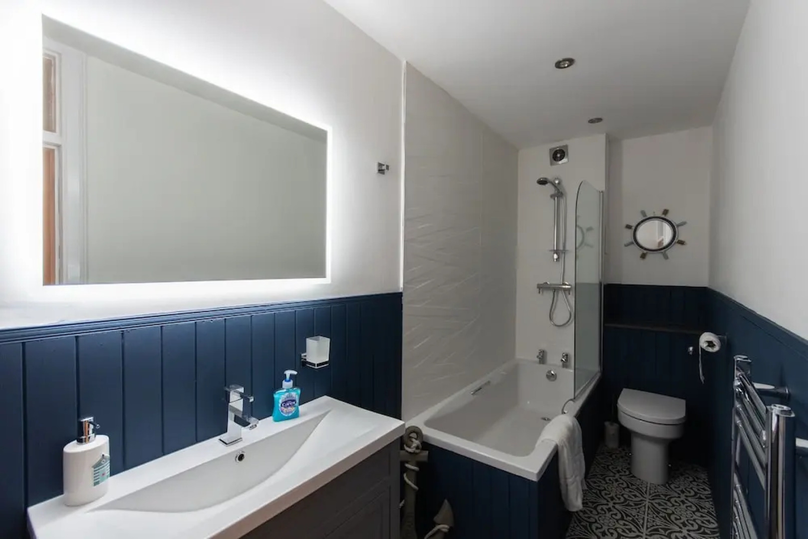 Captains Lookout - Cosy House With Sea Views